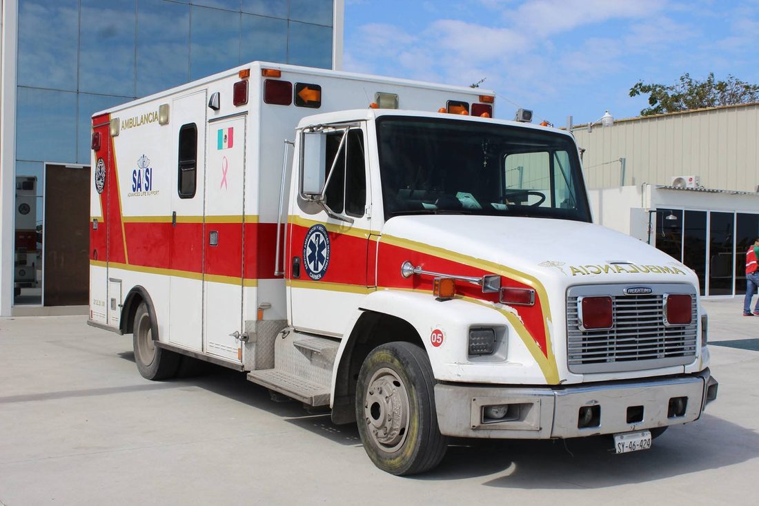 Ambulancia blanca con franjas rojas y doradas del servicio SASI, con soporte vital avanzado